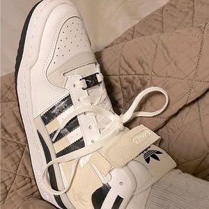 Brand new adidas forum mid!